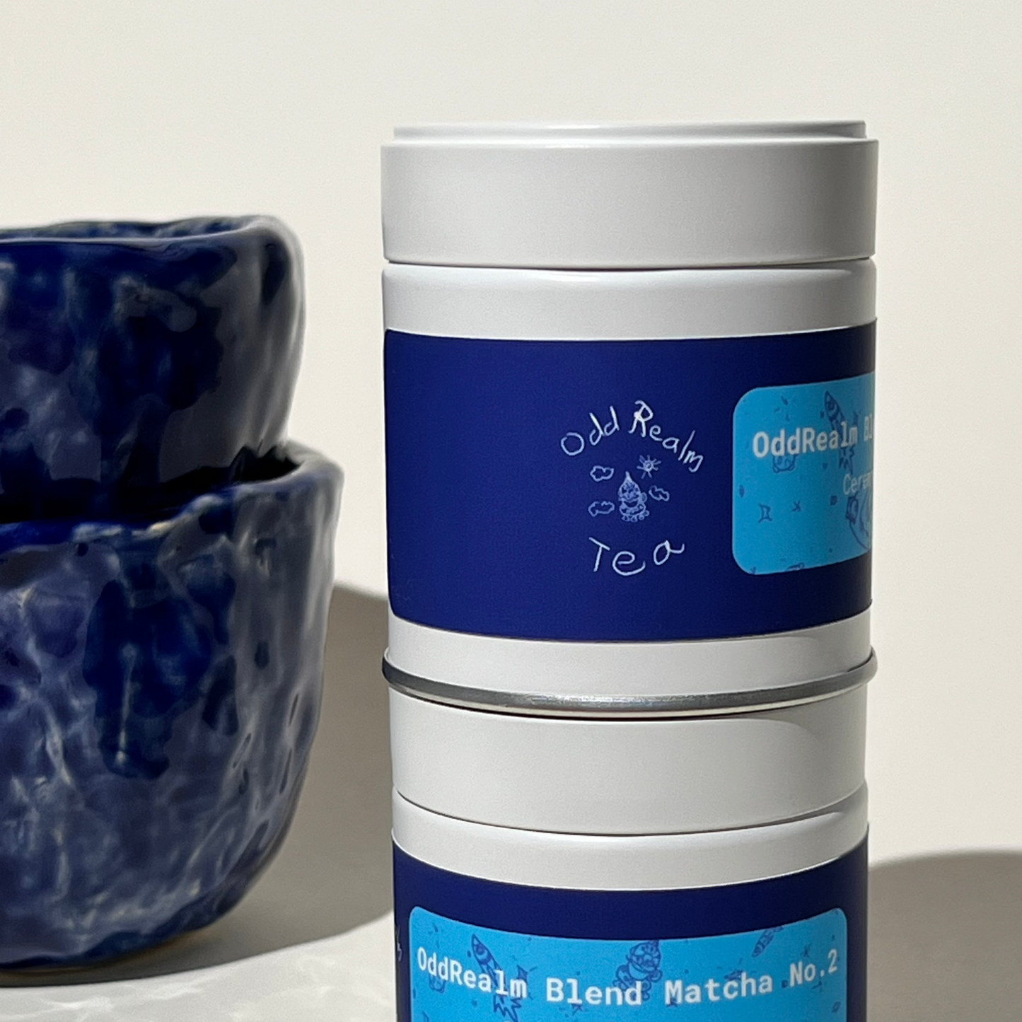 OddRealm Blend Matcha No. 2 Dosen gestapelt, höchste Qualität, Japan Bio-zertifiziert